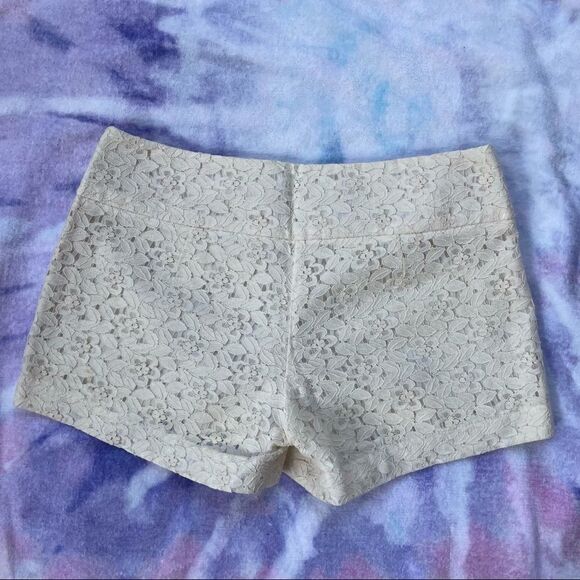 Cream Lace Detail shorts - Picture 4 of 10